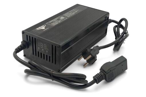 Зарядное устройство Rutrike для LiFePo4 аккумуляторов 60V80A/H (73V 15A) Зарядное устройство Rutrike для LiFePo4 аккумуляторов 60V80A/H (73V 15A)